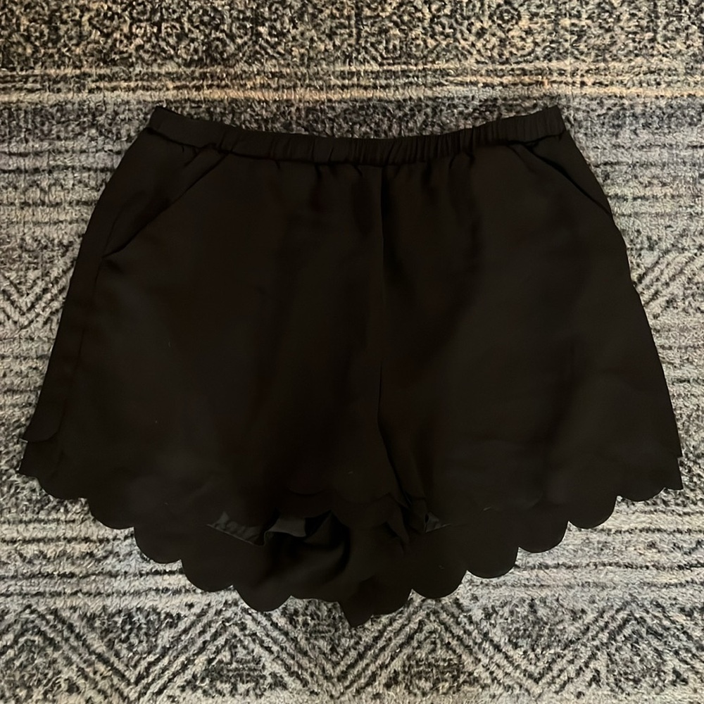Black Flowy Shorts with Side Pockets and a Scalloped Hem (Size Medium)